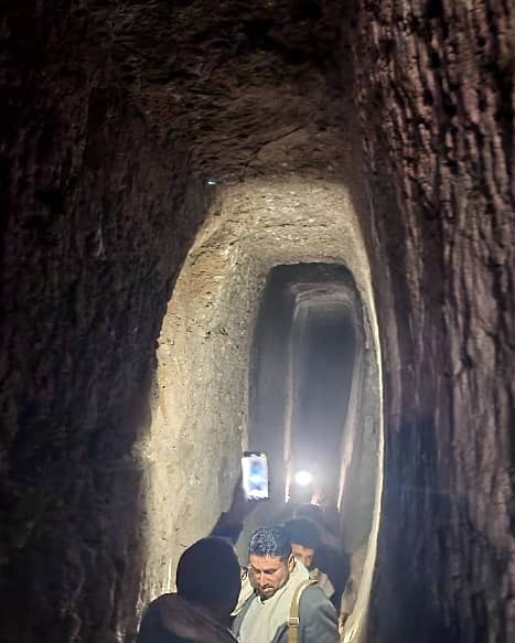 قيادة محلية وممثلون في مجلس النواب يزورون مواقع أثرية بميفعة عنس ويشيدون بأهميتها الحضارية